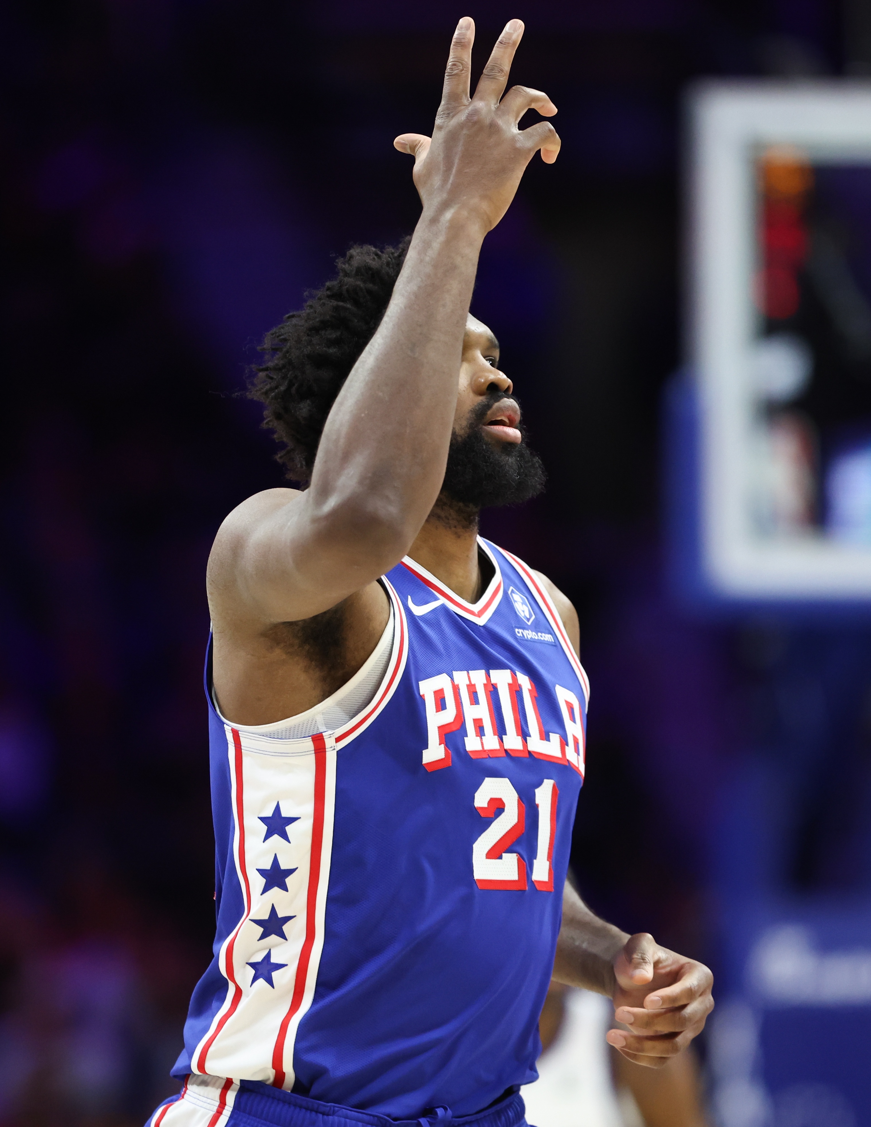 恩比德复出后的两场场均32分6板4.5助1.5帽 投篮55.6% 三分66.7%